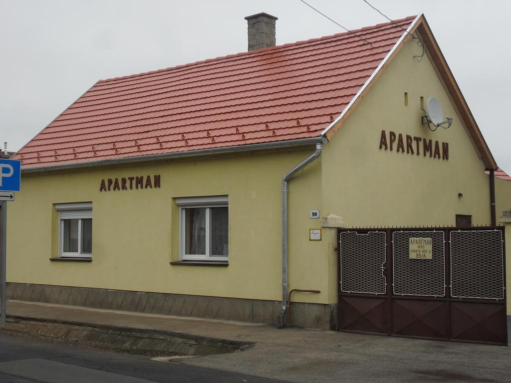 Pallosi Haz "A" Sárvár Rum bild